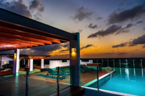 Relax in this stylish Condo with Infinity pools